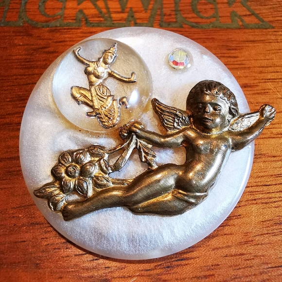 Unique Vintage Round Brooch Cherub Thai Dancer Aurora Borealis - Picture 2 of 12